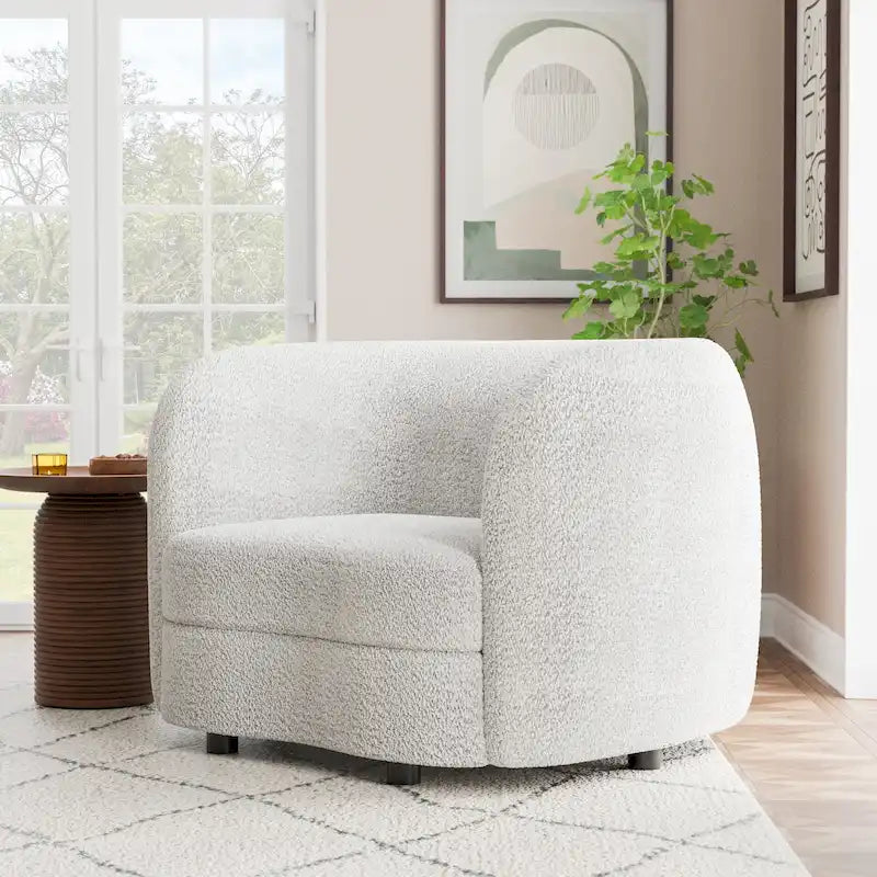 Fauteuil d'appoint moderne en bouclette, accoudoirs incurvés, assise réniforme, pieds ronds en bois, blanc cassé