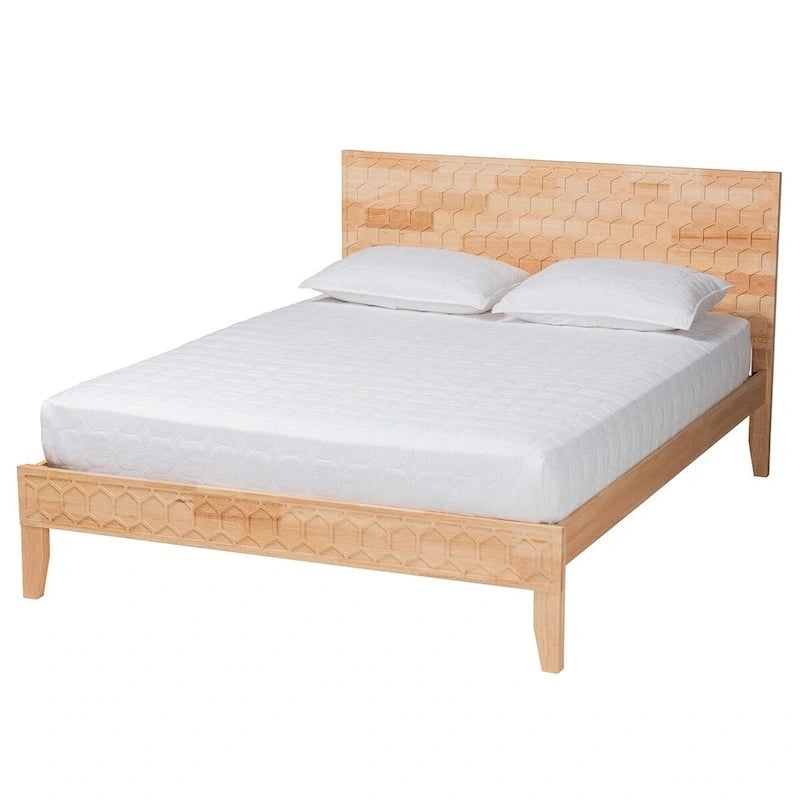 Lit plateforme Japandi en bois d'hévéa avec tête de lit sculptée en nid d'abeille et pieds fuselés, couleur naturelle