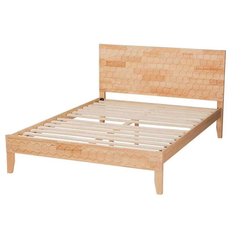 Lit plateforme Japandi en bois d'hévéa avec tête de lit sculptée en nid d'abeille et pieds fuselés, couleur naturelle