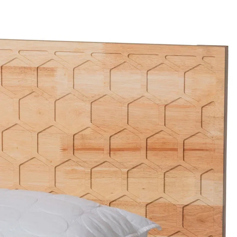 Lit plateforme Japandi en bois d'hévéa avec tête de lit sculptée en nid d'abeille et pieds fuselés, couleur naturelle