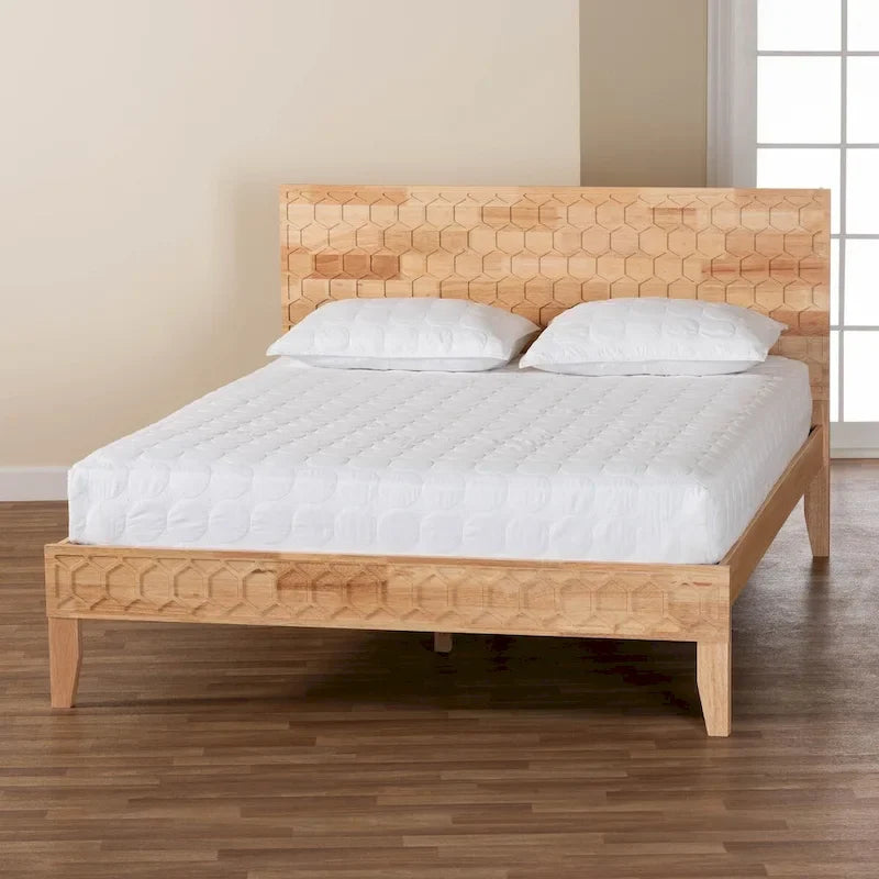 Lit plateforme Japandi en bois d'hévéa avec tête de lit sculptée en nid d'abeille et pieds fuselés, couleur naturelle