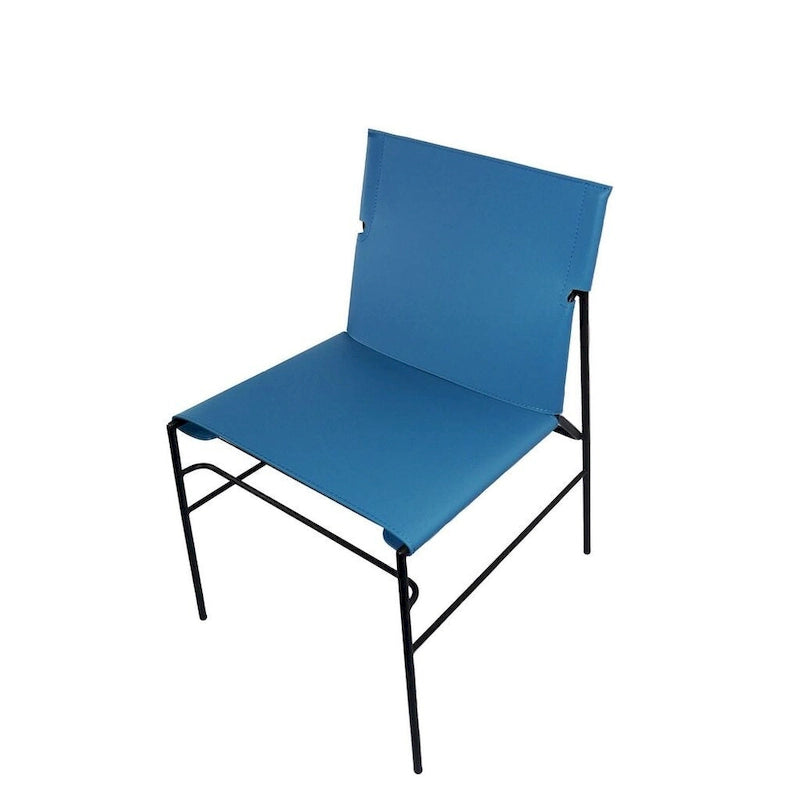 Chaise de salle à manger minimaliste en cuir recyclé, cadre laqué mat, sans accoudoirs, bleue
